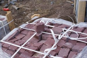 малиновый кварцит брусчатка